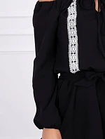 Šaty s otvorenými ramenami a čipkou čiernej