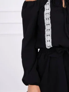 Šaty s otevřenými rameny a krajkou černé