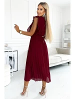 Plisované dámské šaty v vínové barvě s výstřihem a páskem model 21819820 - numoco basic Plisované dámské šaty v vínové barvě s výstřihem a páskem model 21819820 - numoco basic