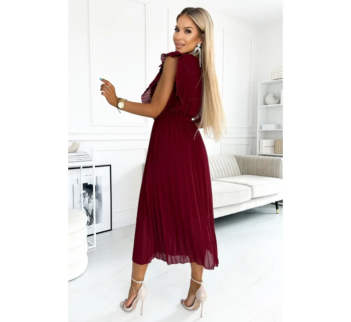Plisované dámské šaty v vínové barvě s výstřihem a páskem model 21819820 - numoco basic Plisované dámské šaty v vínové barvě s výstřihem a páskem model 21819820 - numoco basic