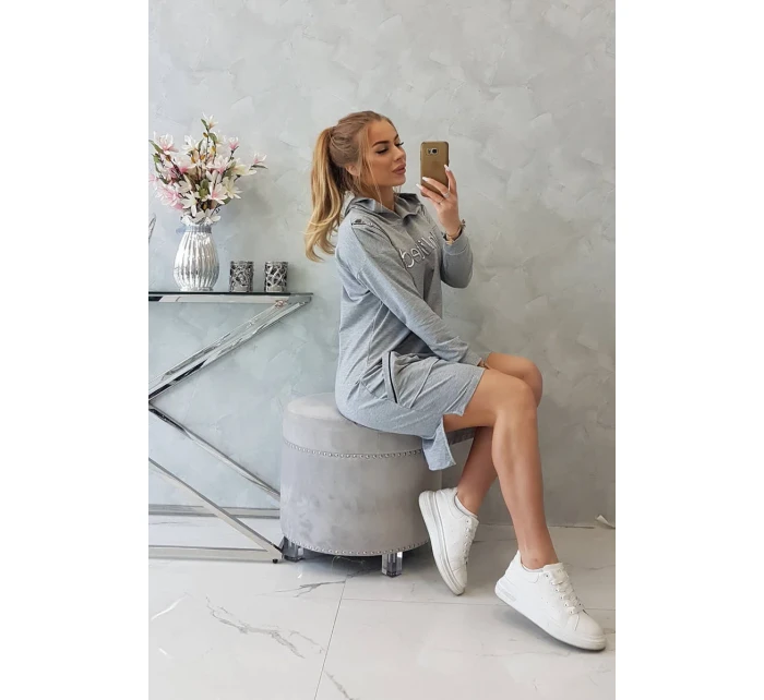 Neobmedzené šedé šaty