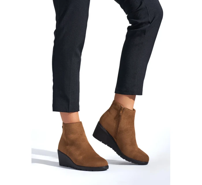 Trendy hnedé dámske členkové topánky na klinoch