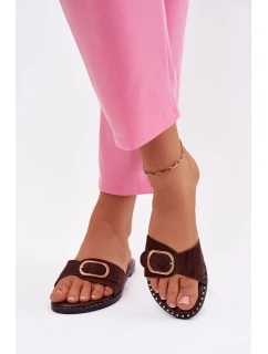 Dámské pantofle na ploché podrážce se zlatou sponou čokoládové model 21943479 - Boto