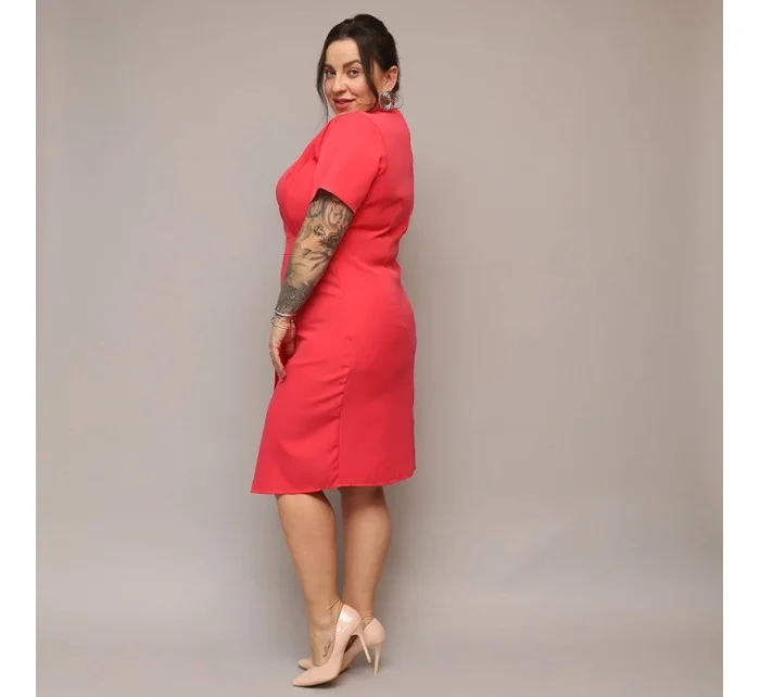 Dámske skladané obálkové šaty v koralovej farbe s dĺžkou po kolená (743)