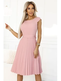 311-19 LILA Klasické plisované šaty s krátkymi rukávmi a opaskom - PUDRAL ROSE