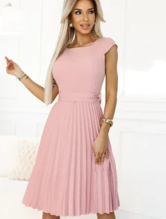311-19 LILA Klasické plisované šaty s krátkymi rukávmi a opaskom - PUDRAL ROSE