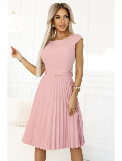311-19 LILA Klasické plisované šaty s krátkymi rukávmi a opaskom - PUDRAL ROSE