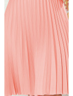 LAYLA - Plisované šaty v broskyňovej farbe s opaskom 396-1
