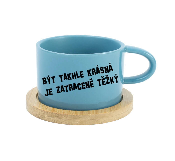 BÝT TAKHLE KRÁSNÁ JE ZATRACENÉ TEŽKÝ - modrý hrníček makronka 200 ml