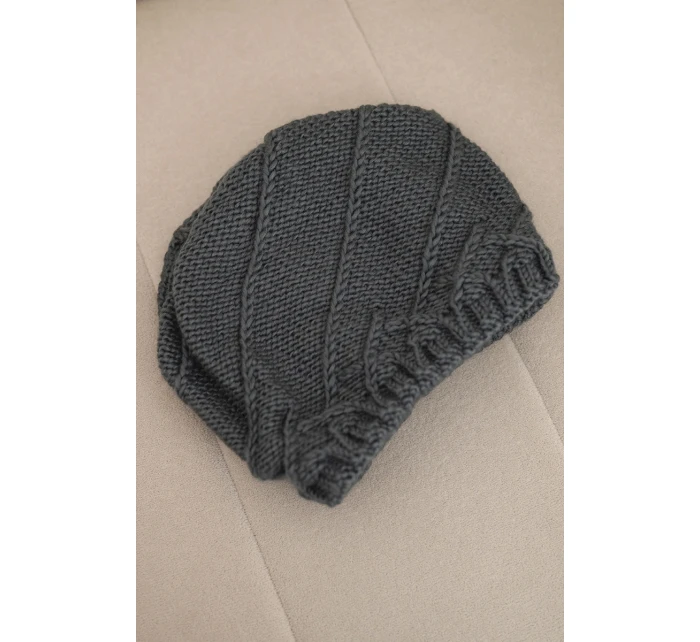 Dámská zimní čepice s ozdobným pletením a střihem tmavě šedá model 21878047 - K-Fashion