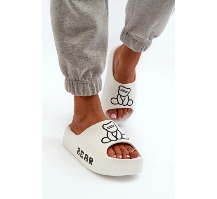 Piankowe Klapki Damskie Na Masywnej Podeszwie Z Misiem Białe Lamira