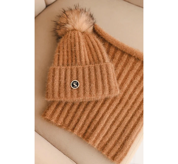 Dámska zimná súprava s bambulou a ťavím komínom Dámska zimná súprava s bambulou a ťavím komínom