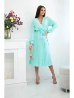 Šaty s viazaným plisovaným lemom svetlej mentolovej farby
