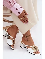 Kožené dámské sandály na podpatku s květinou bílé Catva