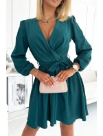 dámské šaty v lahvově zelené barvě s dekoltem model 17603805 - numoco