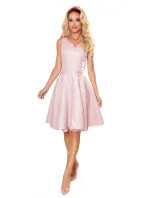 Pudrově růžové dámské rozšířené šaty s brokátem a s výstřihem ve tvaru srdce model 17055603 - numoco Pudrově růžové dámské rozšířené šaty s brokátem a s výstřihem ve tvaru srdce model 17055603 - numoco
