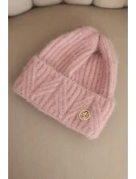 Dámska zimná čiapka z huňatej pleteniny a s elegantným gombíkom púdrovo ružovej farby Dámska zimná čiapka z huňatej pleteniny a s elegantným gombíkom púdrovo ružovej farby