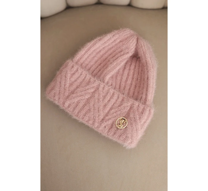 Dámska zimná čiapka z huňatej pleteniny a s elegantným gombíkom púdrovo ružovej farby Dámska zimná čiapka z huňatej pleteniny a s elegantným gombíkom púdrovo ružovej farby
