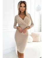 387-6 Priliehavé šaty s obálkovým výstrihom a dlhými rukávmi - béžové 387-6 Priliehavé šaty s obálkovým výstrihom a dlhými rukávmi - béžové
