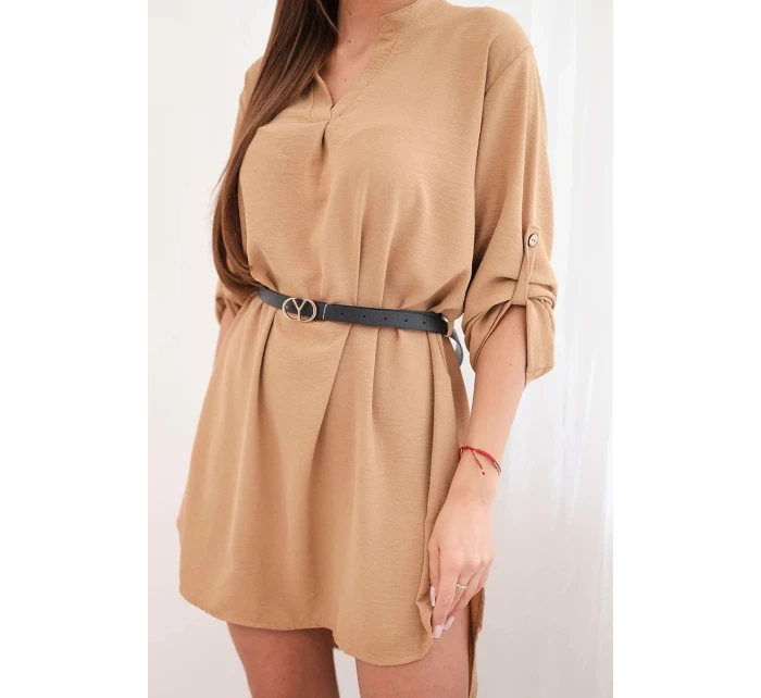 Šaty s dlhším chrbtom a opaskom svetlej ťavej farby