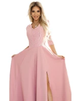 model 20982919 AMBER elegantní dlouhé krajkové šaty s výstřihem pudrově růžové - numoco