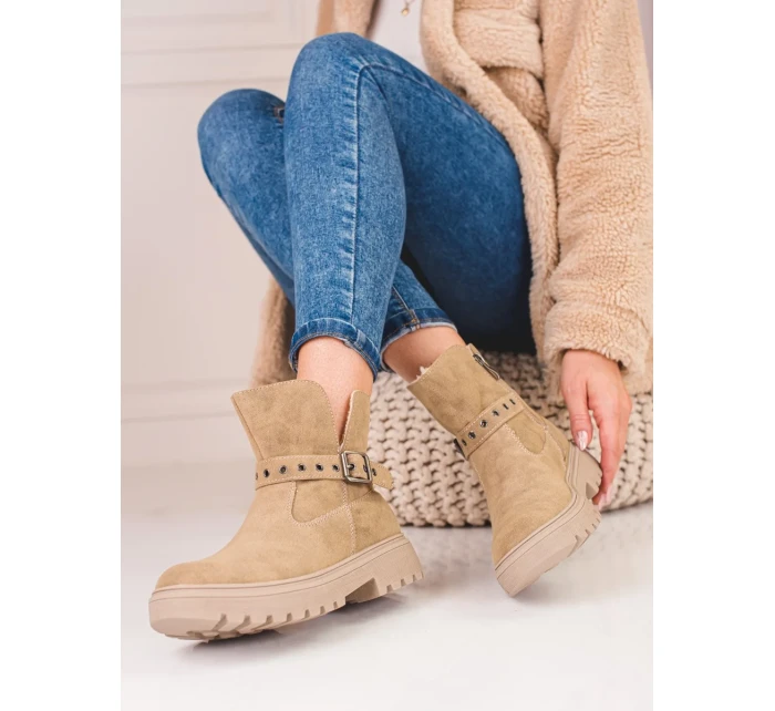 Praktické hnedé členkové topánky na plochom podpätku pre ženy Praktické hnedé členkové topánky na plochom podpätku pre ženy