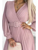 KLARA Plisované dámské šaty v pudrově růžové barvě s výstřihem a opaskem model 18330495 - numoco basic KLARA Plisované dámské šaty v pudrově růžové barvě s výstřihem a opaskem model 18330495 - numoco basic