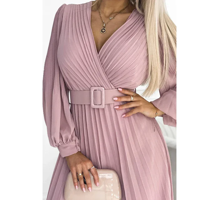 KLARA Plisované dámské šaty v pudrově růžové barvě s výstřihem a opaskem model 18330495 - numoco basic KLARA Plisované dámské šaty v pudrově růžové barvě s výstřihem a opaskem model 18330495 - numoco basic