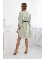 Šaty s dlhším chrbtom a pásom tmavej mentolovej farby
