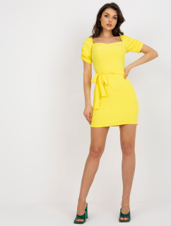Žlté mini koktejlové šaty s opaskom