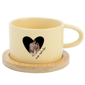 Personalizovaný keramický hrníček Makronka s výřezem fotky na podkladu