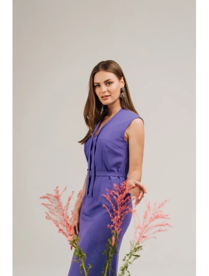 S410 Šaty áčkového strihu so zaväzovaním a výstrihom do V - fialové