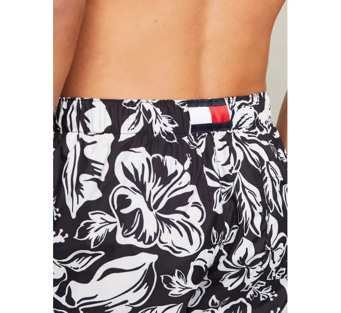 Pánske plavky UM0UM03271 0K8 čierno-biely vzor - Tommy Hilfiger Pánske plavky UM0UM03271 0K8 čierno-biely vzor - Tommy Hilfiger