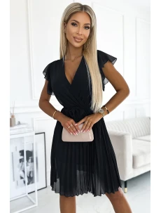 424-4 Šifónové plisované šaty s výstrihom a volánmi - ČIERNE