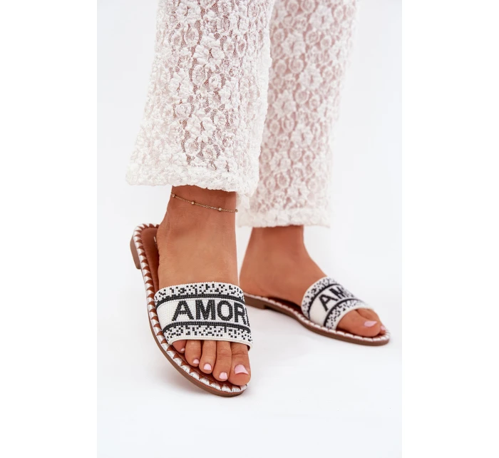 Dámské sandály na plochém podpatku se zdobením bílé model 21703749 - Boto Dámské sandály na plochém podpatku se zdobením bílé model 21703749 - Boto