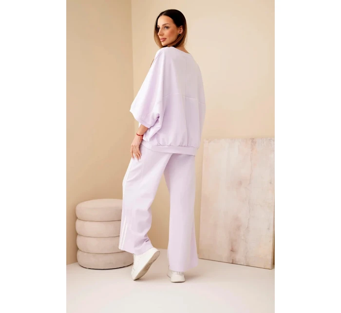 Dámsky viskózový maslový komplet so širokými nohavicami a voľnou blúzkou svetlo fialový