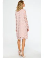 model 18001962 Krajkové šaty áčkového střihu s dlouhými rukávy růžové - Moe