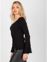Klasický čierny sveter s rebrovaným výstrihom
