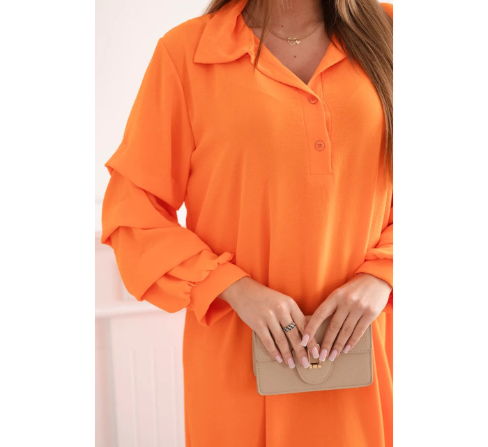 Nadrozmerné šaty s ozdobnými oranžovými rukávmi