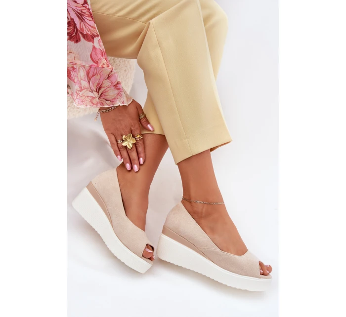 Dámské Sandály Na Klínu Z Eko Semiše Světle Béžové model 21702482 - Boto Dámské Sandály Na Klínu Z Eko Semiše Světle Béžové model 21702482 - Boto
