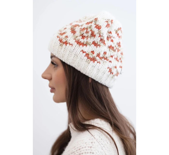 Dámska zimná čiapka s farebnými vzormi a hrubým úpletom K353 white+orange