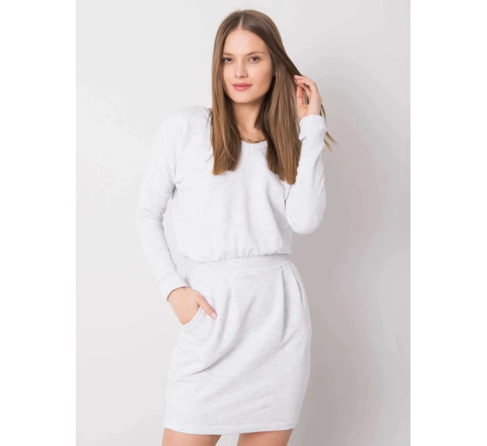 Dámské šaty RV SK model 20727673 světle šedé - Rue Paris Dámské šaty RV SK model 20727673 světle šedé - Rue Paris