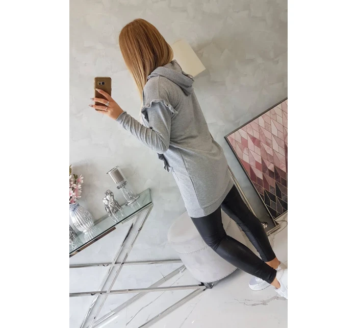 Šaty s ozdobnými volánky a kapucí šedé barvy Šaty s ozdobnými volánky a kapucí šedé barvy