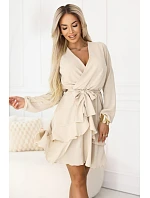 model 22102276 Smyslné mini šaty s obálkovým výstřihem béžové - numoco