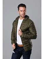 Pánská prošívaná bunda v olivové barvě s kapucí model 18345084 - J.STYLE Pánská prošívaná bunda v olivové barvě s kapucí model 18345084 - J.STYLE