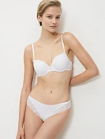 Triumph - Lovely Micro Push-up: Tvarovací komfort s čipkovaným lemovaním Triumph