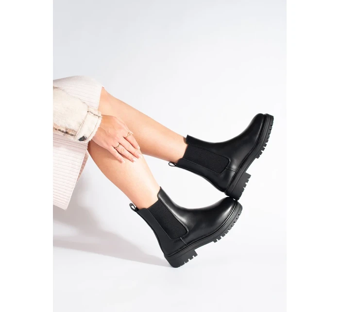 Pěkné dámské kotníčkové boty černé na plochém podpatku Pěkné dámské kotníčkové boty černé na plochém podpatku