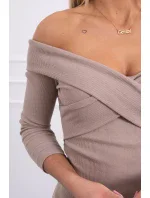 Priliehavé šaty s výstrihom do V tmavo béžovej farby Priliehavé šaty s výstrihom do V tmavo béžovej farby