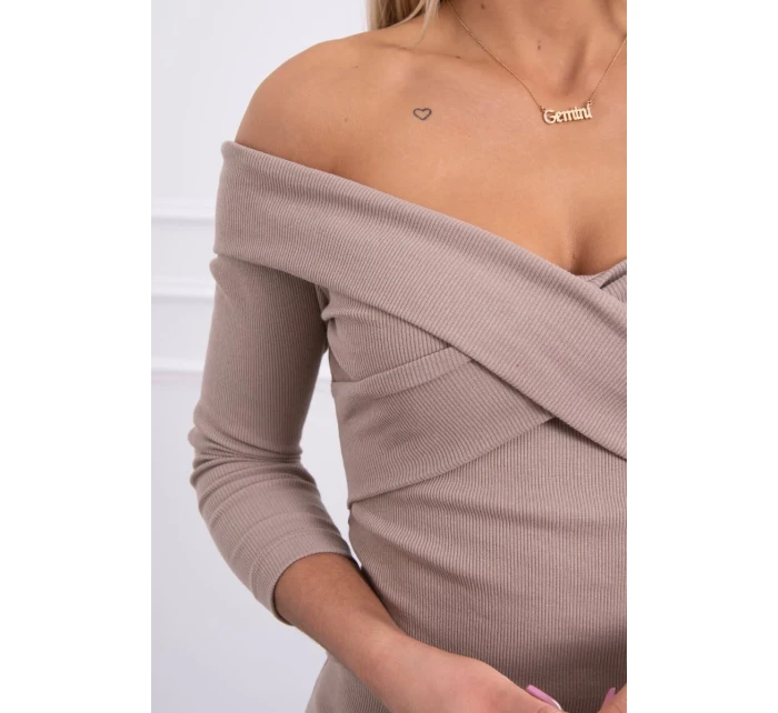 Priliehavé šaty s výstrihom do V tmavo béžovej farby Priliehavé šaty s výstrihom do V tmavo béžovej farby