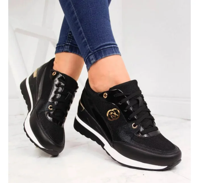 Dámské sportovní boty na platformě / Černá s bílou model 20235477 - EVENTO Dámské sportovní boty na platformě / Černá s bílou model 20235477 - EVENTO